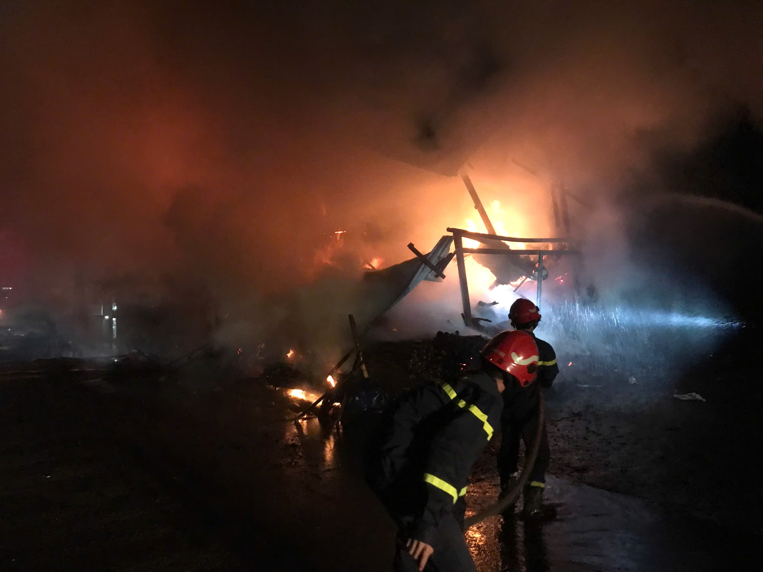 Thông tin về vụ cháy bãi tập kết vật liệu trên đường Lán Bè (quận Lê Chân)